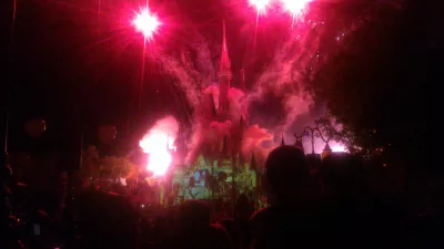 Wie ist ein eintägiger Besuch bei Disney's Magic Kingdom? : Feuerwerk zeigt nachts auf Aschenbrödels Schloss