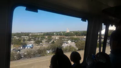 Como é uma visita de um dia no Magic Kingdom da Disney? : Castelo da Cinderela visto do monotrilho