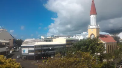 Mestský trh Papeete, prechádzka rajom Tahitských perál : Pohľad na Papeete z strechy Morrison's Cafe