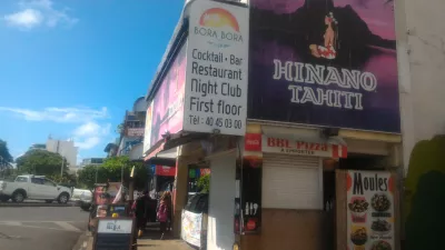 Marché municipal de Papeete, balade au paradis des perles de Tahiti : Bora Bora lounge restaurant dans l'entrée de Papeete
