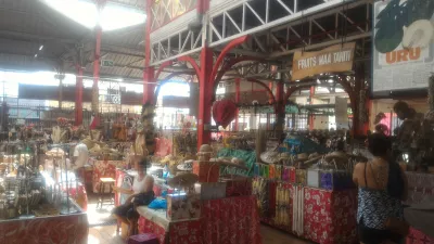 Papeete's municipal market, a walk in Tahitian pearls paradise : Souvenirs area