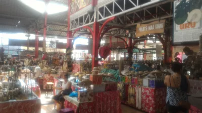 ตลาดเทศบาลของ Papeete เดินเล่นในสวรรค์ไข่มุกตาฮิเตียน : บริเวณของที่ระลึก