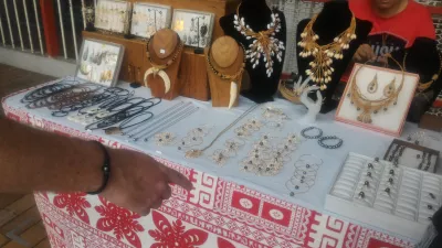 Marché municipal de Papeete, balade au paradis des perles de Tahiti : Collier paradis perles de Tahiti