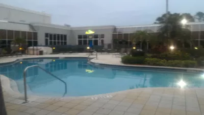 From Kissimmee hotel near Orlando to Las Vegas : Outdoor pool and Park Inn by Radisson Orlando hotel