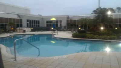 Z hotela Kissimmee v blízkosti Orlanda do Las Vegas : Vonkajší bazén a Park Inn by Radisson Orlando hotel