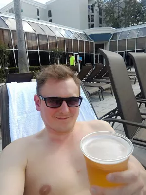 From Kissimmee hotel near Orlando to Las Vegas : Park Inn bar happy hour beer by the pool