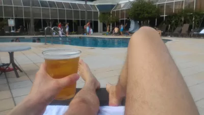 Desde el hotel Kissimmee cerca de Orlando a Las Vegas : Tomando una cerveza en una tumbona mirando a la piscina