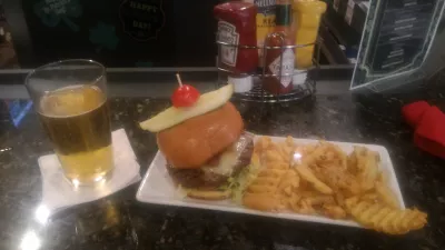 From Kissimmee hotel near Orlando to Las Vegas : Park Inn bar recommended burger with beef, bacon and side fries