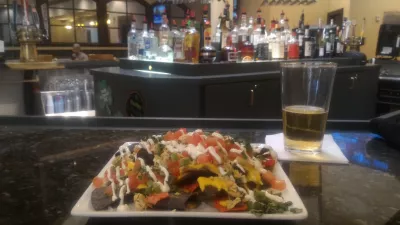 Desde el hotel Kissimmee cerca de Orlando a Las Vegas : El bar Park Inn carga nachos con salsa de queso, tomates y más