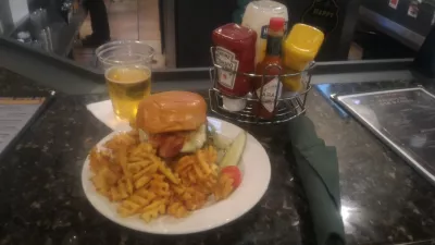 From Kissimmee hotel near Orlando to Las Vegas : Park Inn bar delicious burger