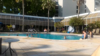 Desde el hotel Kissimmee cerca de Orlando a Las Vegas : Piscina al aire libre bajo el sol.