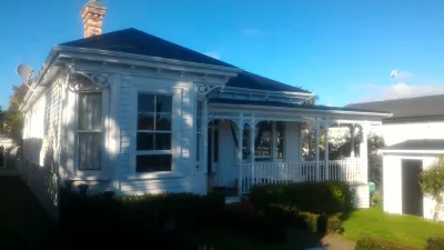 What are the best places to stay in Auckland New Zealand? : Typical New Zealand house and AirBNB