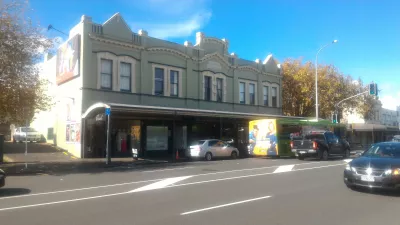 What are the Auckland public transport options? : A public bus making a stop in Ponsonby district
