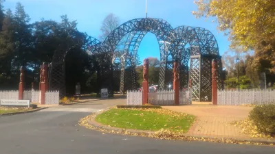 Going on the free Rotorua historical walking tour : Government gardens park entrance