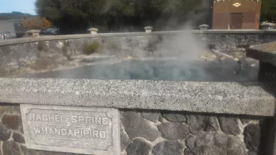 Going on the free Rotorua historical walking tour : 212°C geothermal pool