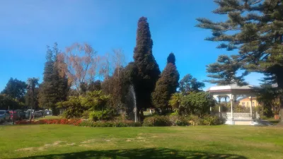 Going on the free Rotorua historical walking tour : Gardens in the park