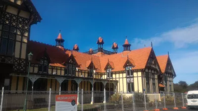 Going on the free Rotorua historical walking tour : Rotorua Museum building aisle