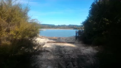 Une promenade sur la passerelle du lac Rotorua : Atteindre le lac