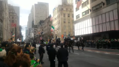 Araw ng paratang ng Saint Patrick ng New York City 2019 : Mga pulis sa mga kabayo