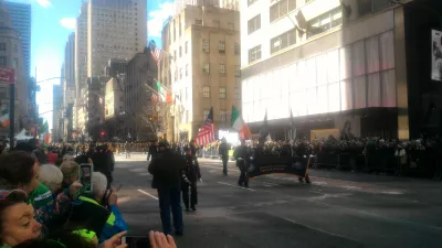 Araw ng paratang ng Saint Patrick ng New York City 2019 : Mga pipa ng lipunan ng emeral at mga nagmamartsa ng mga dram