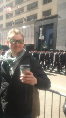 Desfile del día de San Patricio Nueva York 2019 : Beber cerveza en una taza de café