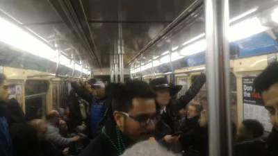 Parade hari Santo Patrick New York City 2019 : Di metro bawah tanah NYC