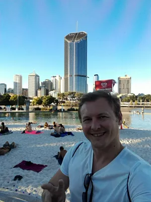 Southbank Brisbane free public beach, swimming pool and other entertainement : In front of the free public beach and swimming pool