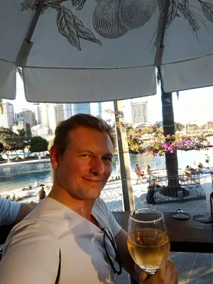 Southbank Brisbane gratis offentlig strand, pool och annan underhållning : Njut av ett glas vin nära poolen