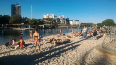 Southbank Brisbane free public beach, swimming pool and other entertainement : Beach day in the city