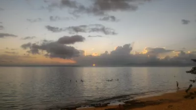 Beau coucher de soleil sur la meilleure plage de Tahiti : Coucher de soleil gris à Tahiti sur des images libres de l'île de Moorea télécharger