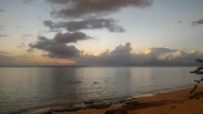 Beau coucher de soleil sur la meilleure plage de Tahiti : Coucher de soleil gris à Tahiti sur l'île de Moorea photos libres de droits