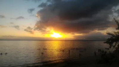 Beau coucher de soleil sur la meilleure plage de Tahiti : Coucher de soleil jaune à Tahiti over Moorea island free stock photos