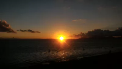 Beau coucher de soleil sur la meilleure plage de Tahiti : Coucher de soleil orange à Tahiti over Moorea island free stock photos