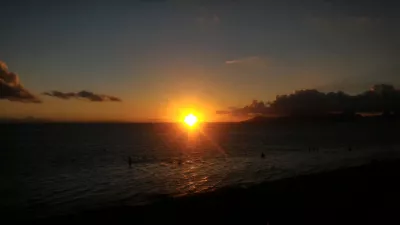 Beau coucher de soleil sur la meilleure plage de Tahiti : Coucher de soleil orange à Tahiti over Moorea island free images download