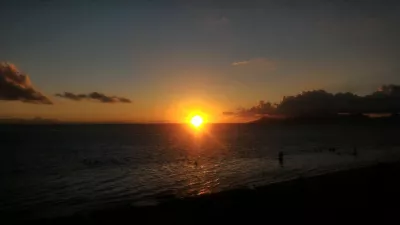 Beau coucher de soleil sur la meilleure plage de Tahiti : Coucher de soleil orange à Tahiti over Moorea island free stock photos