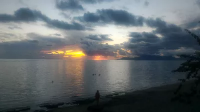 Beau coucher de soleil sur la meilleure plage de Tahiti : Coucher de soleil gris, jaune et orange à Tahiti over Moorea island free images download