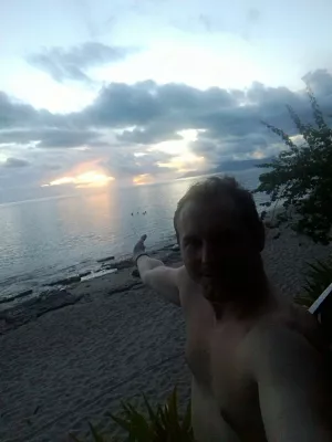 Beau coucher de soleil sur la meilleure plage de Tahiti : Coucher de soleil gris, jaune et orange à Tahiti over Moorea island selfie