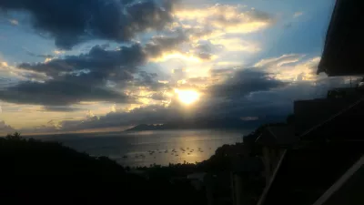 Beau coucher de soleil sur la meilleure plage de Tahiti : Coucher de soleil blanc à Tahiti over Moorea island free stock photos