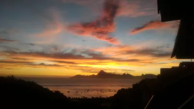 Beau coucher de soleil sur la meilleure plage de Tahiti : Coucher de soleil vague de feu rouge et jaune à Tahiti over Moorea island free stock photos