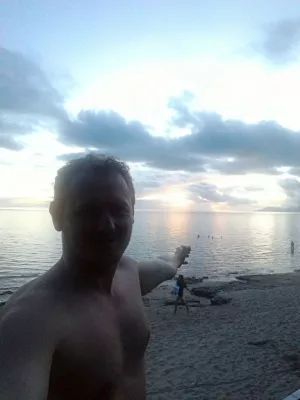 Beautiful sunset images on Tahiti best beach : Selfie while watching amazing sunsets over Moorea