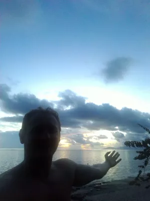 Krásne západ slnka obrázky na Tahiti najlepšie pláži : Selfie pri sledovaní úžasných západov slnka nad Moorea