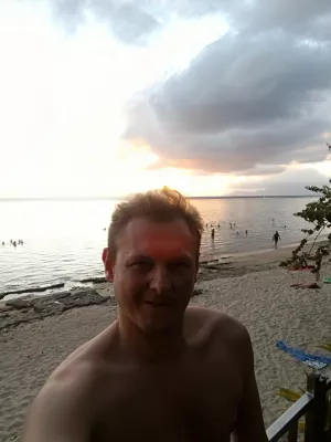 Beau coucher de soleil sur la meilleure plage de Tahiti : Selfie en regardant les couchers de soleil sur Moorea
