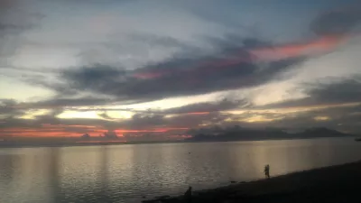 Beau coucher de soleil sur la meilleure plage de Tahiti : Coucher de soleil rouge à Tahiti over Moorea island free stock photos