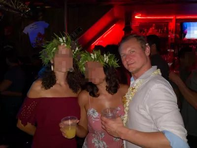 Vie nocturne de Tahiti, que faire à Tahiti la nuit? : Avec des Tahitiennes lors d'une soirée au Morrison's Café portant un collier de fleurs pour hommes et des couronnes florales pour les filles
