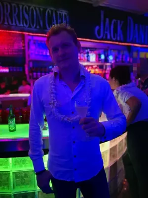 Quelle est la tradition des fleurs de Tahiti? : Porter un collier traditionnel de fleurs de Tahiti dans un club de Papeete en Polynésie française