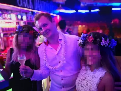 What is the Tahitian flower tradition? : Girls with floral crowns at a party in Morrison's café Papeete