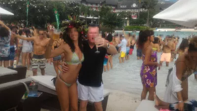 Quelle est la tradition des fleurs de Tahiti? : Les filles aux couronnes florales font la fête à la piscine à Tahiti Ia Ora Beach Resort - Géré par Sofitel