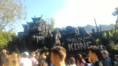 A day in Universal Studios Islands of Adventure : Skull island reign of King Kong ride from the outside