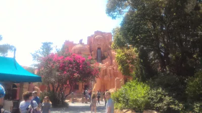 A day in Universal Studios Islands of Adventure : Water fountain from the mountain