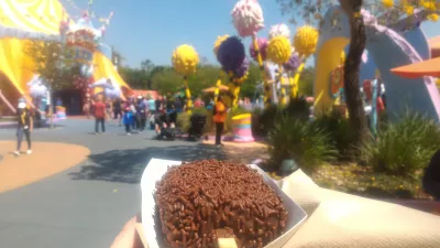 A day in Universal Studios Islands of Adventure : Ice cream with chocolate